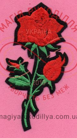 Термоапликация 4,8см * 9,8см - ветвь розы с бутонами красный, зеленые листья
